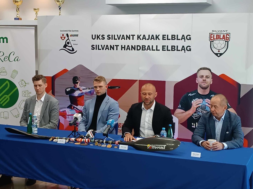 Elbląg, Mikołaj Kupiec, trener (od lewej), Adam Załuski, kier. drużyny, Wojciech Załuski, prezes klubu i Zbigniew Przybysz, prezes firmy KRAM
