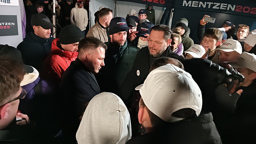 Elbląg, Po spotkaniu do Sławomira Mentzena ustawiła się kolejka chętnych po zdjęcie Elbląg, Po spotkaniu do Sławomira Mentzena ustawiła się kolejka chętnych po zdjęcie