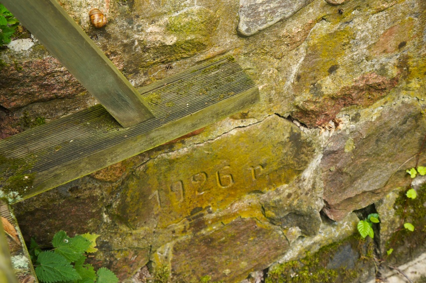 Elbląg, Fragment mostu w ogrodzie z datą 1926 rok,