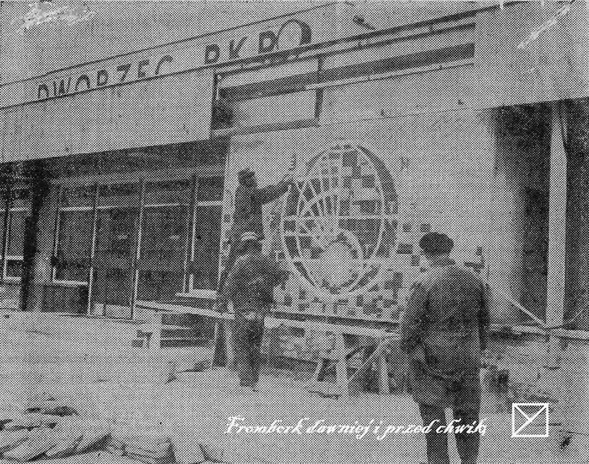 Elbląg, Prace przy mozaice na budynku dworca (1972-73), źródło Frombork dawniej i przed chwilą Elbląg, Prace przy mozaice na budynku dworca (1972-73), źródło Frombork dawniej i przed chwilą