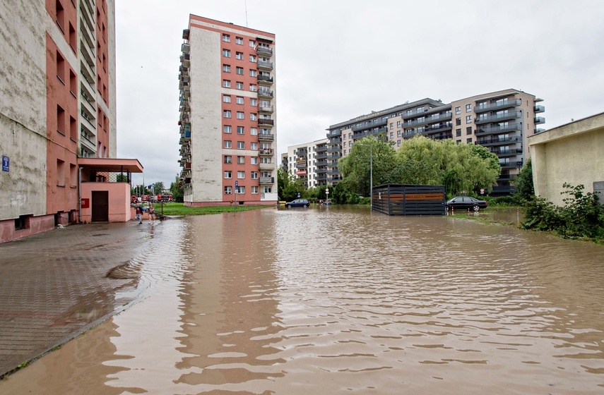 Elbląg, Szpital uratowany przed wodą, okolice zalane Elbląg, Szpital uratowany przed wodą, okolice zalane