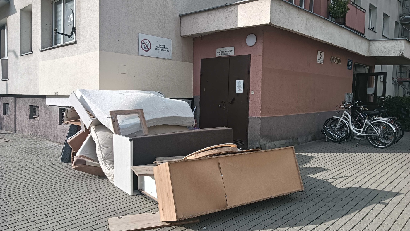 Elbląg, Odpady gabarytowe ostatecznie zniknęły spod budynku, ale problem ze słupkami jeszcze pozostał