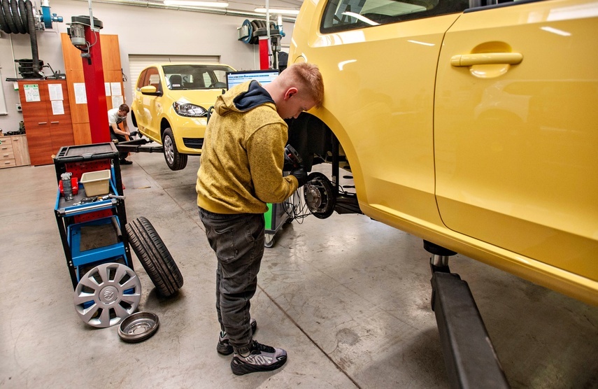 Elbląg, Naprawić samochód i uczesać modelkę