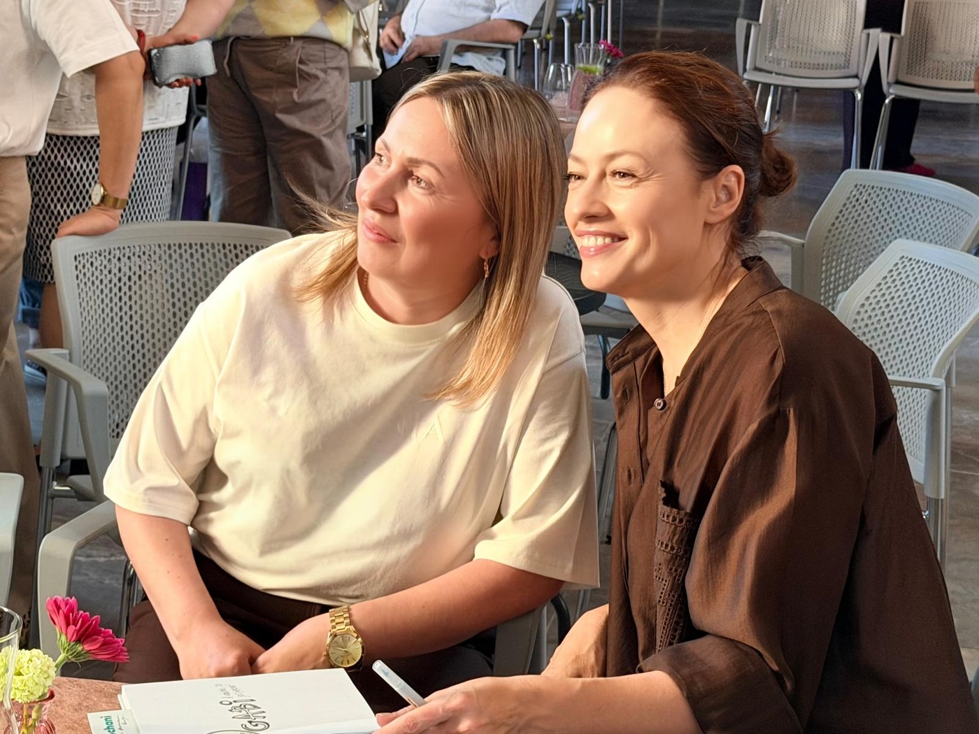 Małgorzata Rojek na spotkaniu z aktorką Magdaleną Różyczką, założycielką Fundacji Ukochani