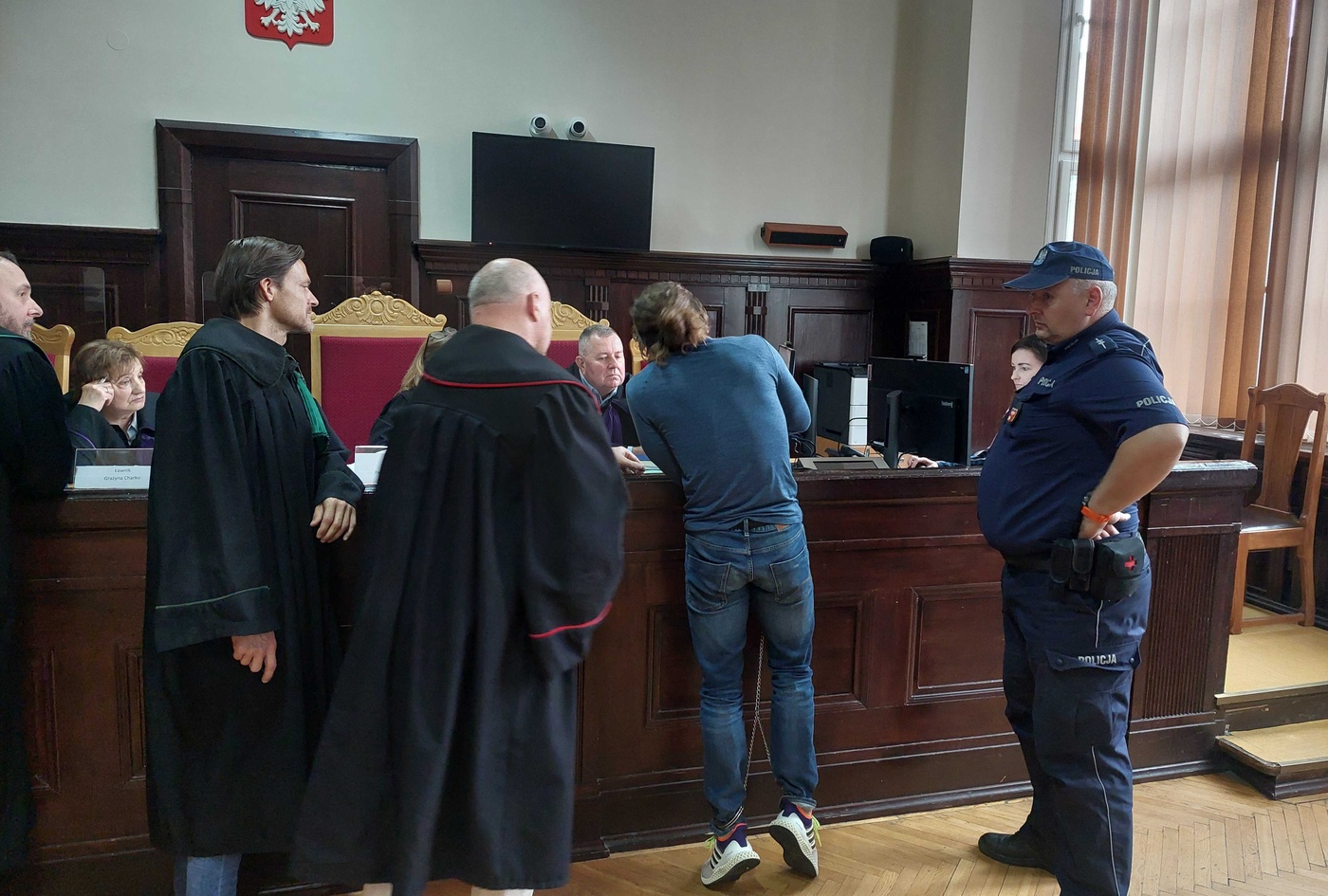 Elbląg, Sebastian S., próbuje wskazać na mapie, gdzie w Opolu mieszkała jego koleżanka Ania, z którą przyjechał do Elbląga,