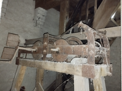 Elbląg, Mechanizm zegara wieżowego Hadanka o niskiej konstrukcji od strony nakręcania,