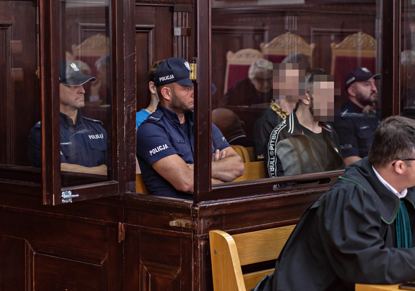 Elbląg, Trzech oskarżonych mężczyzn zostało doprowadzonych na rozprawę z aresztu,