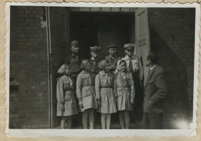 Elbląg, Zdjęcie grupki harcerzy pełniących funkcje porządkowe podczas wyborów do rad narodowych i posłów na sejm. Rok szkolny 1960-61