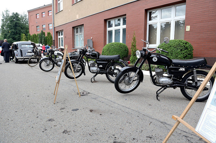 Elbląg, Na terenie spółki Alstom stanął dziś zabytkowy citroen oraz motocykle