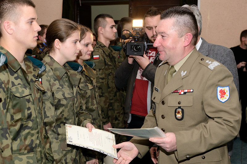 Elbląg, Akty ślubowania wręczał uczniom gen. dyw. Leszek Surawski, dowódca 16 PDZ