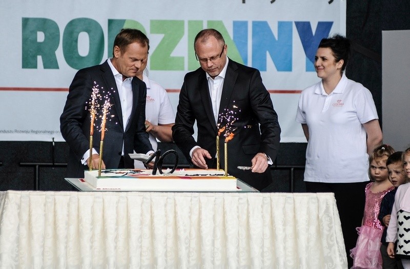 Elbląg, Donald Tusk i marszałek Jacek Protas pokroili urodzinowy tort Elbląg, Donald Tusk i marszałek Jacek Protas pokroili urodzinowy tort