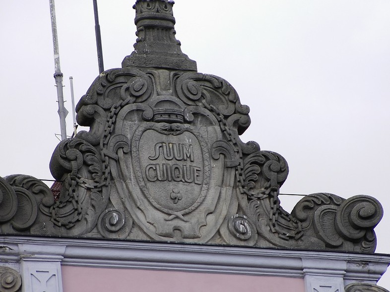 Elbląg, Na budynku Sądu Okręgowego widnieje do dzisiaj napis „Każdemu to, co mu się należy”