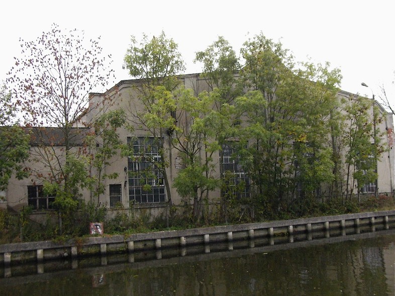 Elbląg, Jedna z hal fabryki Komnicka, później Büssing NAG, po 1945 r. EZNS. Widok od strony rzeki Elbląg, obecnie budynek jest w gorszym stanie