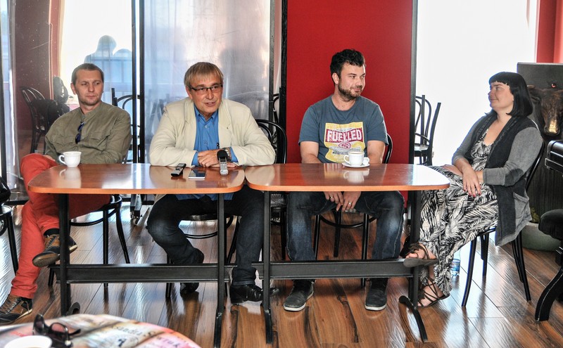 Elbląg, Od lewej: reżyser Rafał Matusz, dyrektor teatru Mirosław Siedler, Piotr Szejn i scenograf Iza Toroniewicz