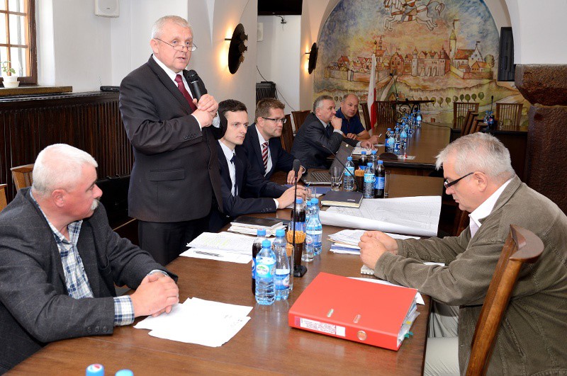 Elbląg, Spotkanie prowadził burmistrz Pasłęka (z mikrofonem). Po jego lewej stronie siedzą przedstawiciele firmy Wipasz Elbląg, Spotkanie prowadził burmistrz Pasłęka (z mikrofonem). Po jego lewej stronie siedzą przedstawiciele firmy Wipasz