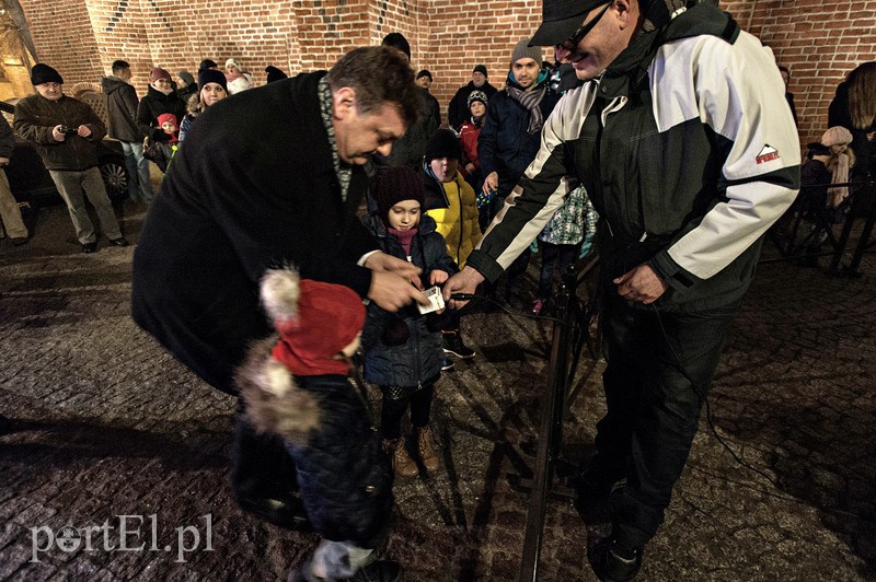 Elbląg, Prezydent Witold Wróblewski rozświetlił choinkę w towarzystwie Pauliny i Liwii