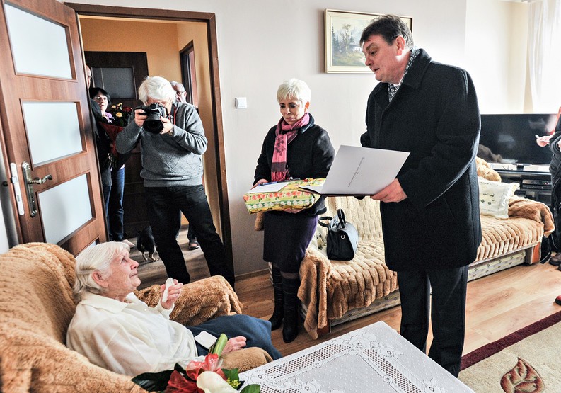 Elbląg, Z wizytą do jubilatki przyszedł prezydent Witold Wróblewski i szefowa MOPS Mirosława Grochalska