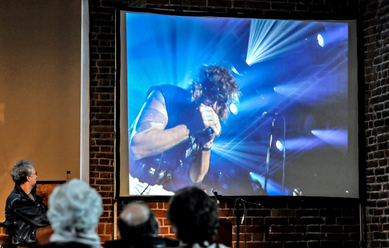 Elbląg, Chory na bluesa w Salonie Polityki