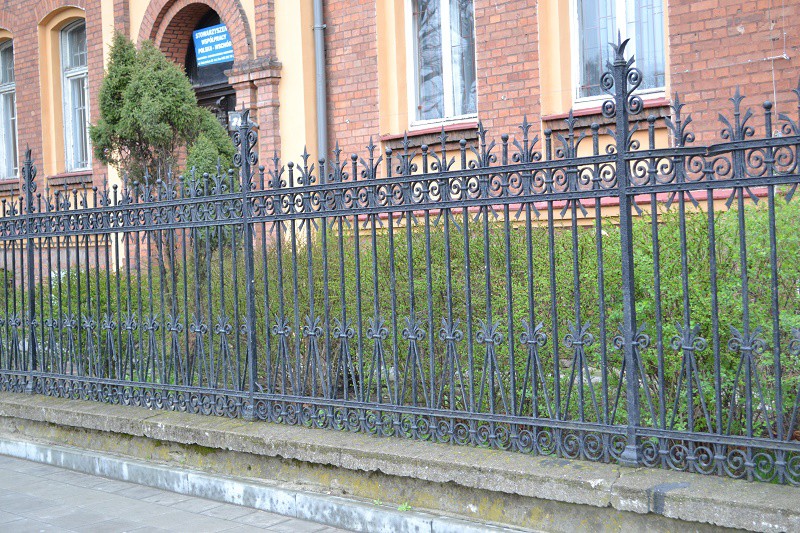 Elbląg, Ogrodzenie i front budynku dawnej plebanii