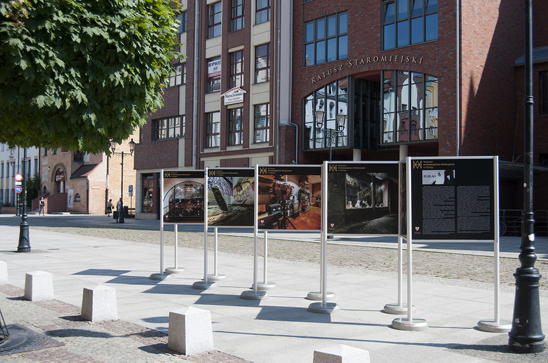 Elbląg, Ekspozycja plenerowa przed Ratuszem Staromiejskim,