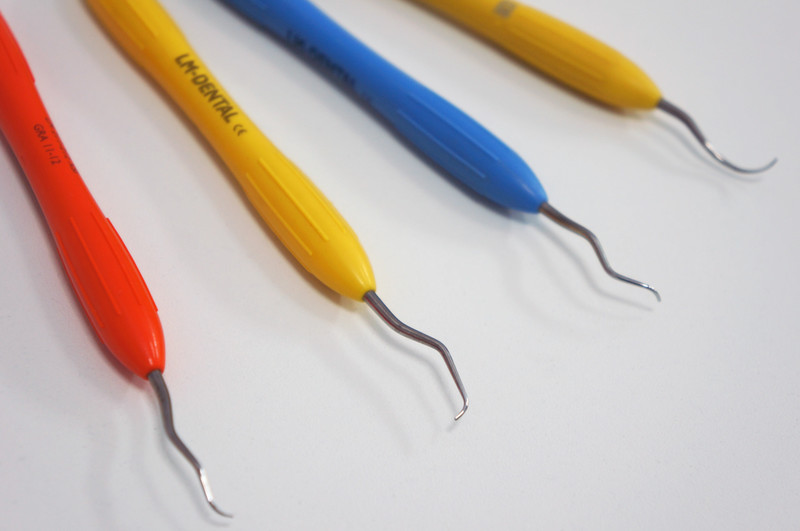 Idealnie dopasowane do kształtu zęba narzędzia ułatwiają dokładne oczyszczenie powierzchni poddziąsłowych.