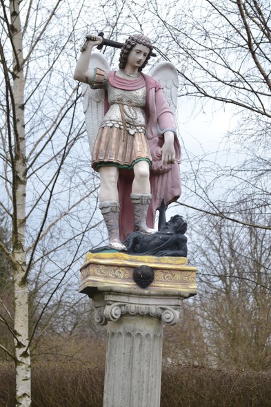 Elbląg, Rzeźba  Michała Archanioła z Domu dla Bezdomnych im. Brata Alberta