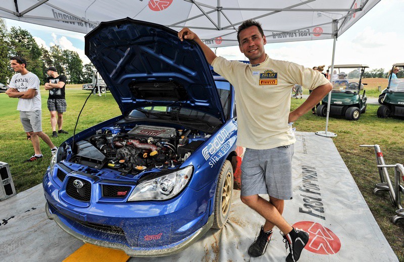 Elbląg, Szymon Ruta przy swoim subaru impreza