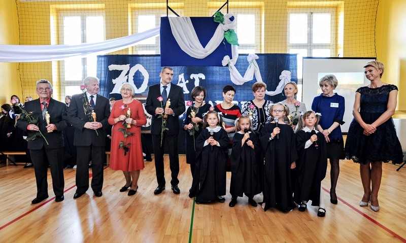 Elbląg, Chodzili tu dziadkowie, chodzą wnuki, czyli 70 lat SP 4