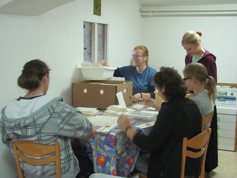 Elbląg, Postulantki pakują opłatki w ozdobny papier