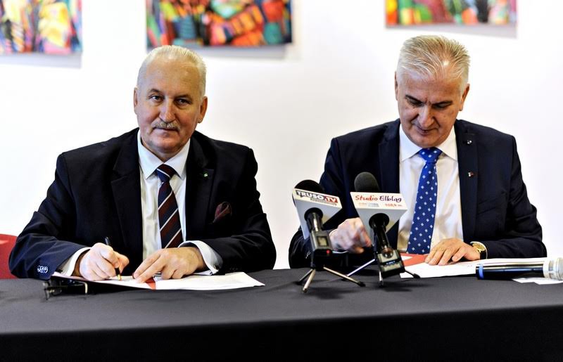 Elbląg, Dziś Gustaw Marek Brzezin, marszałek województwa (po lewej) oraz Antoni Czyżyk, dyrektor CSE Światowid, podpisali umowę na dofinansowanie projektu