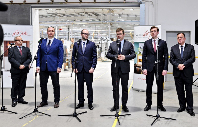 Elbląg, W konferencji prasowej na temat inwestycji uczestniczyli (od lewej): poseł Leonard Krasulski, prezes W-MSSE Grzegorz Smoliński, Krzysztof Sender z zarządu PAiH, wojewoda Artur Chojecki oraz Piotr i Leszek Wójcikowie Elbląg, W konferencji prasowej na temat inwestycji uczestniczyli (od lewej): poseł Leonard Krasulski, prezes W-MSSE Grzegorz Smoliński, Krzysztof Sender z zarządu PAiH, wojewoda Artur Chojecki oraz Piotr i Leszek Wójcikowie