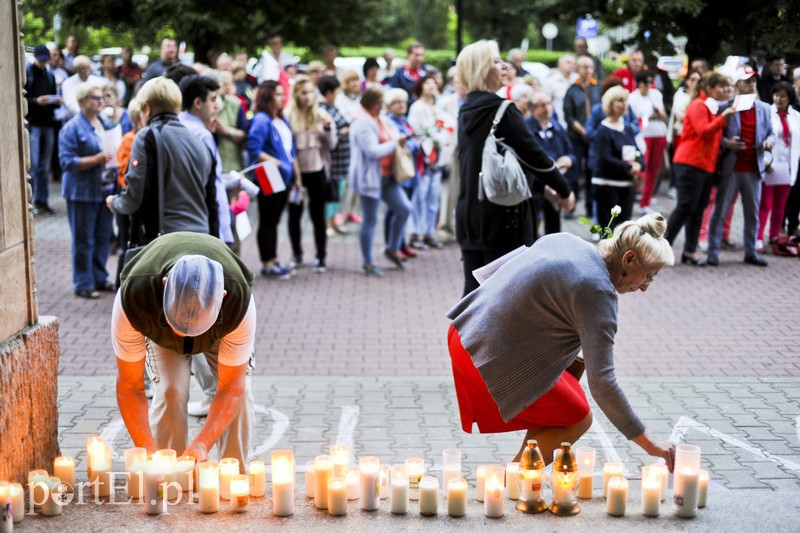 Elbląg, Elblążanie palą świeczki pod Sądem Okręgowym