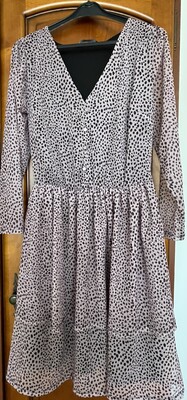 Elbląg Sprzedam sukienki w bardzo dobrym stanie w rozmiarze M po 10 zł każda. 
Sweterek czarny w rozmiarze M za 10 zł