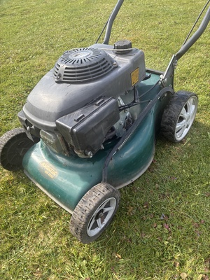 Elbląg Sprzedam kosiarkę spalinową bez napędu. Po zimie nie odpala, naprawy wymaga też dźwignia regulacji wysokości