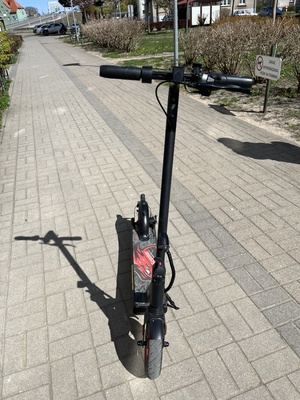 Elbląg Sprzedam hulajnogę iscooter i9s fajna miejska hulajnoga Wyposażona w silnik o mocy 500 W, który pozwala na