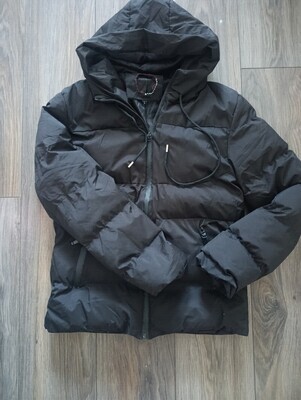 Elbląg Sprzedam czarną kurtkę zimową damska. Stan bardzo dobry. Rozmiar z metki L polecam na M. 
Długość 64cm
Od pachy