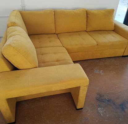 Elbląg Sprzedam narożnik 
Kolor musztardowy 
Wymiary ok 245*190 cm 
Trochę poddrapany na bokach 
Do odświeżenia,