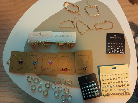 Elbląg Sprzedam łańcuszki kolczyki pierścionki bransoletki nowe nie używane córka sobie kupiła a nie używa