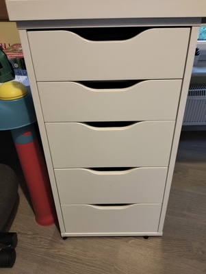 Elbląg Sprzedam biurko o wymiarach 120x60 cm i wysokości 74 cm. Jest w bardzo dobrym stanie. Zakupione w IKEA lagkapten