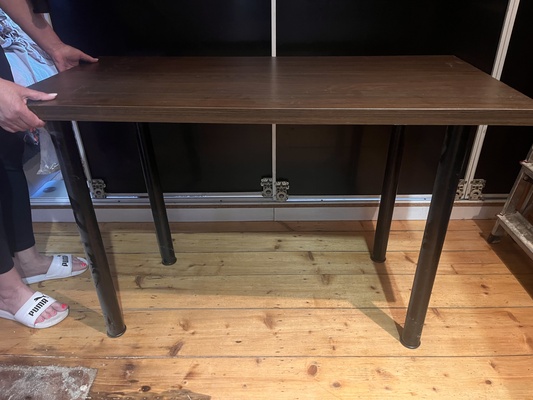 Elbląg Sprzedam stół używany. Stół posiada ślady użytkowania ale uważam że stan jest bardzo dobry. 
Wymiary: 
120cm -