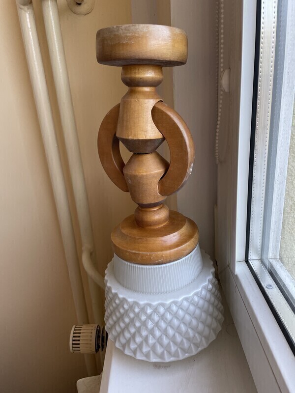 Elbląg Stylowy, drewniany żyrandol z lat 70-tych na sprzedaż. Lampa ma unikatowy, geometryczny kształt i jest wykonana