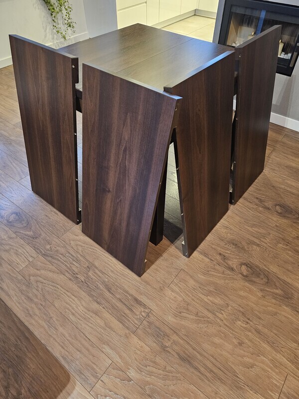 Elbląg Sprzedam stół ciemnobrązowy o wymiarach 90&times;90 rozkładany do 2,80