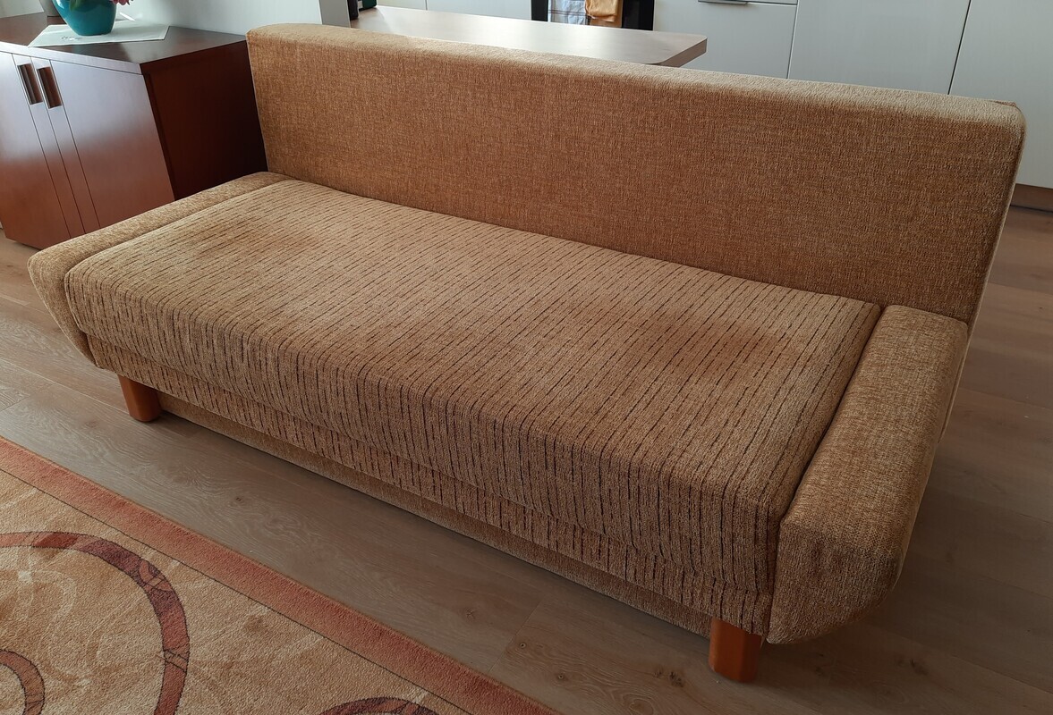 Elbląg Sprzedam sofę trzyosobową, rozkładaną z pojemnikiem na pościel. 
Powierzchnia spania po rozłożeniu: