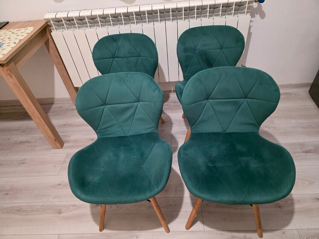 Elbląg Zestaw 4 wygodnych krzeseł w kolorze zielonym, idealnych do salonu lub jadalni. Krzesła posiadają tapicerkę z