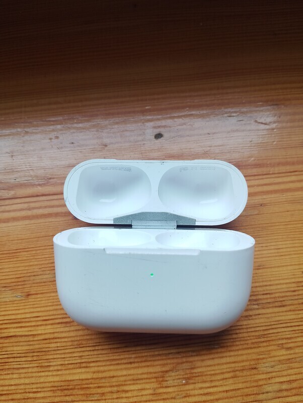 Elbląg Na sprzedaż orginalne etui ładujące do słuchawek
Airpods pro 2 gen
Używane