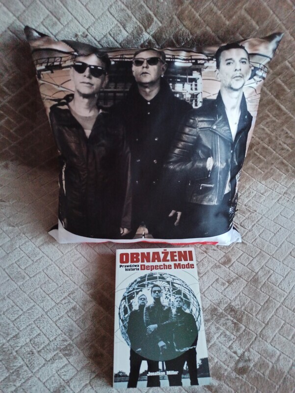 Elbląg Sprzedam zestaw widoczny na zdjęciach Depeche Mode książka -Obnażeni stan bardzo dobry, poduszka nieużywana
