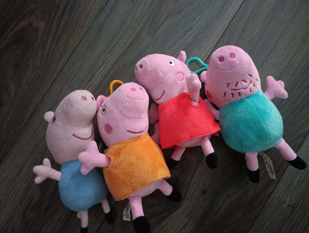Elbląg Sprzedam zestaw małych pluszaków Świnka Peppa, Mama i Tata Świnka oraz George. Stan bardzo dobry. Kontakt sms