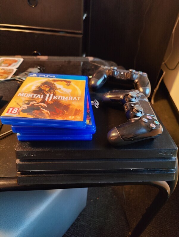 Elbląg Sprzedam używaną konsolę PS4 PRO 1TB + 2 pady + Mortal Kombat 11,Fifa 19,Red dead Redemption 2,Minecraft, COD