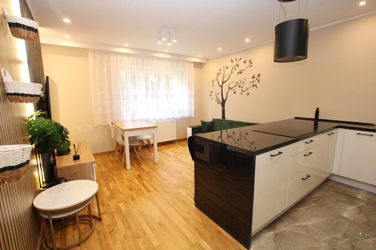 Elbląg NIERUCHOMOŚCI ANNA KRASZEWSKA Trzypokojowe mieszkanie po remoncie na parterze *media miejskie