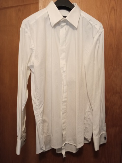 Elbląg Oddam za paczkę papierosów białą koszulę marki Bytom. Rozmiar 44 / 176 / 182.Mankiety zapinane na spinki.